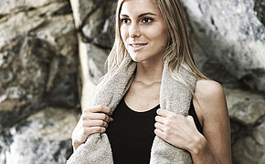 eine Frau beim Fitness im Wellnesshotel Goldener Berg in Lech